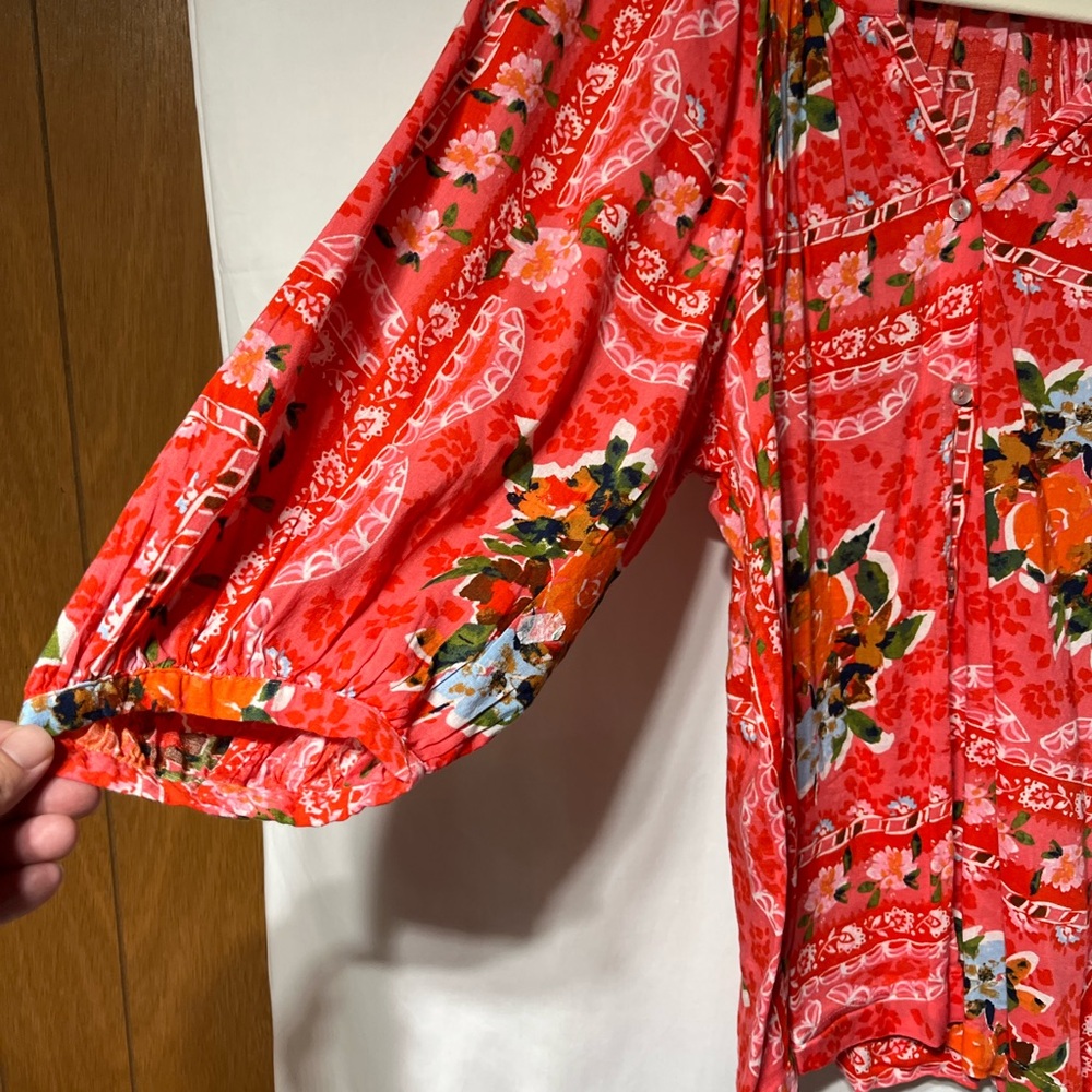 LC Lauren Conrad Vibrant Red Floral Blouse‎ - Picture 2 of 6